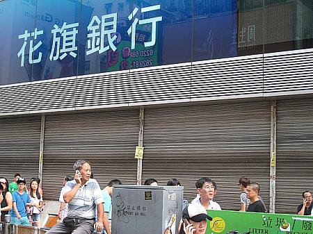 デモの騒動を逃れるためにシャッターを閉じている店舗も見受けられましたが、ほとんどは通常営業中。