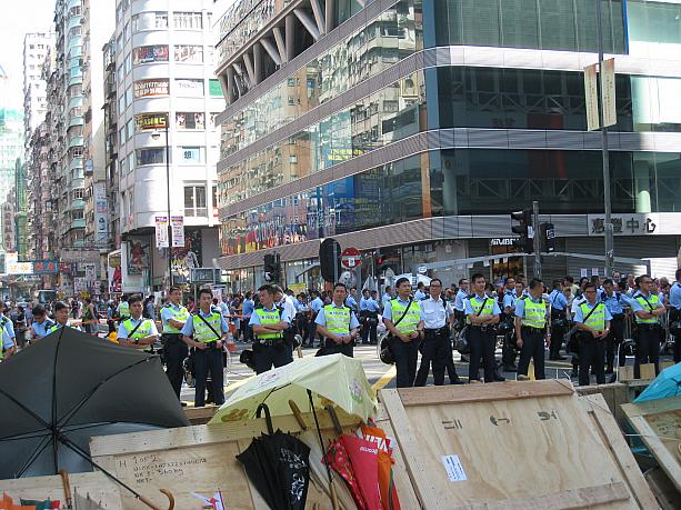 おびただしい数の警官たち。デモ隊が中に入らないように厳しく監視。