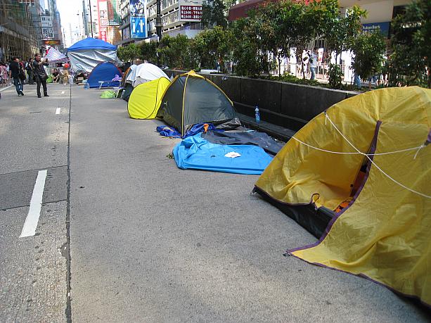 先週よりも路上に張られたテントの数も増えているような…