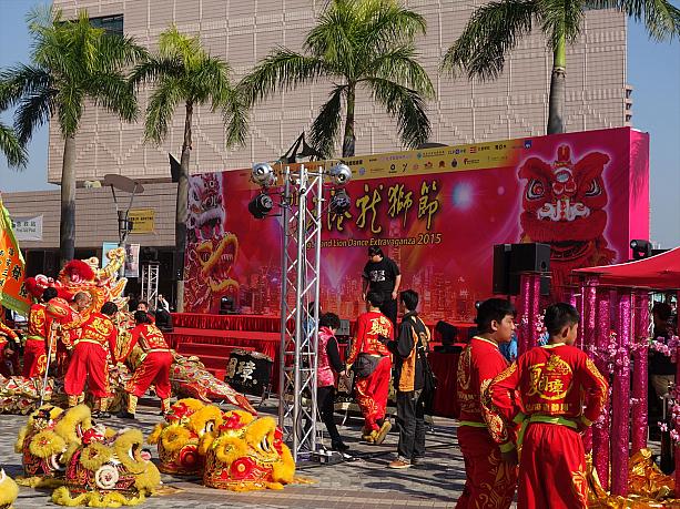この日は新年を祝って、おめでたい獅子と龍のダンスフェスティバルがありました。