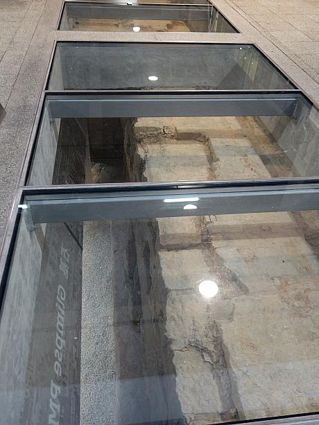 広場の一角は透明なガラスが埋め込まれ、ほんの一部だけ遺跡を見ることができます。