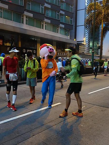 ちなみに、香港マラソンといえば、ユニークな仮装をした参加者が多いことでも有名なんですが、あいにくナビが見つけたのはこれだけ…（笑）