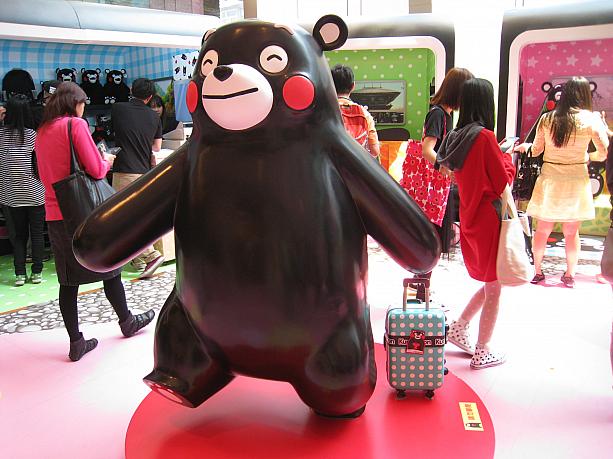 そう、ご存知くまモン！スーツケースを引っさげて、香港に熊本の宣伝にやってきたようです。