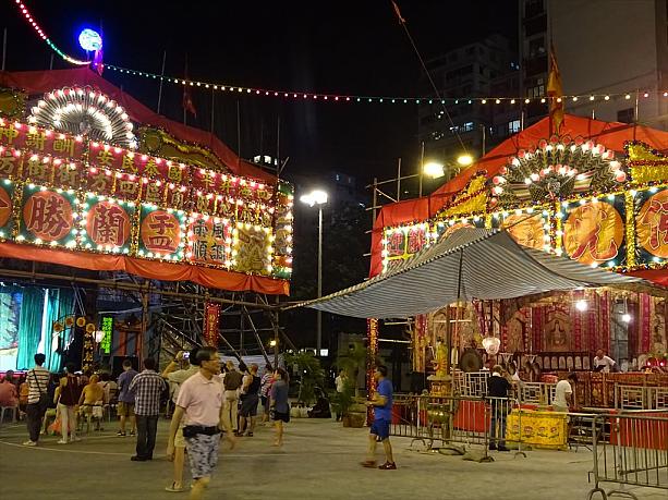 とにかく香港の盂蘭盆会はド派手です。まるで遊園地のようなにぎやかさ。