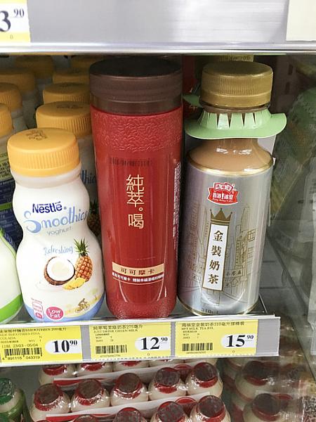 赤いボトルは台湾ブランドのモカ。