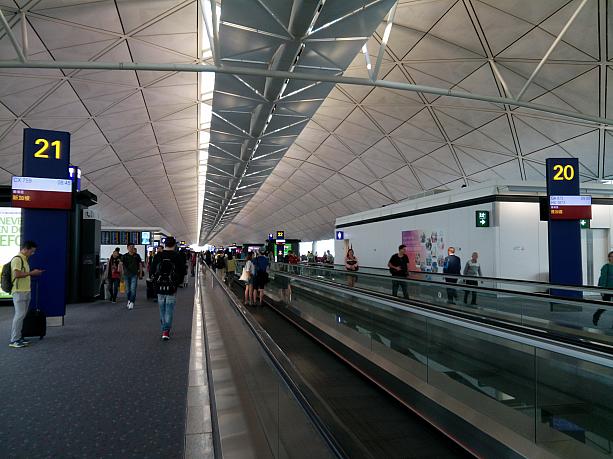 まだ朝早い香港国際空港。今回はキャセイのビジネスでプチ贅沢旅行～。