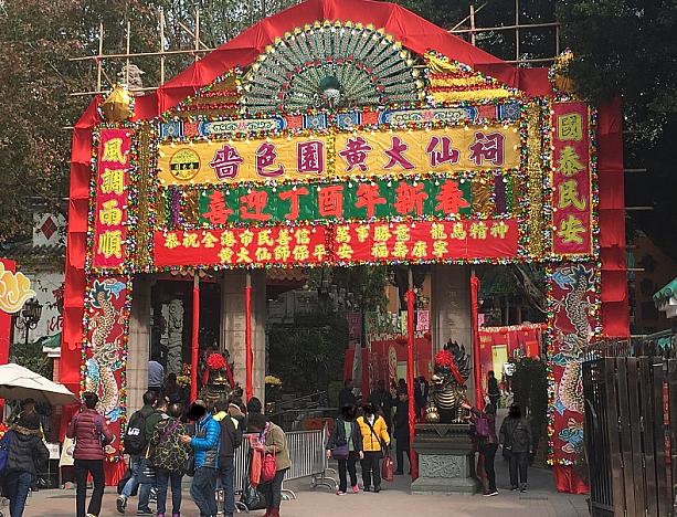 1月28日にお正月を迎えたばかりの香港。多くの新年の参拝客が黄大仙寺院へ訪れています。