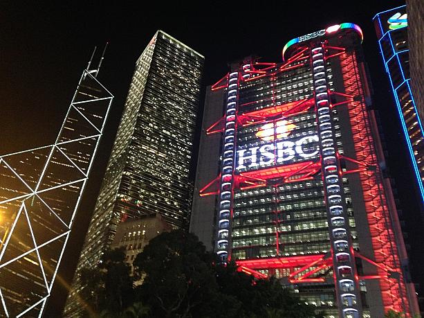 セントラルの高層ビルの夜景名所のひとつ、香港上海銀行と中国銀行。