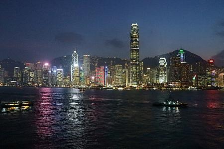 香港の有名な夜景をこれほどベストポジションで見られる場所はそうそうありません。時間を忘れて見入ってしまいそうですね。