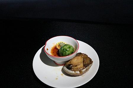 Xihe Yayuan義和雅苑で食べられる「Boiled Abalone Japanese Style & Cucumber Balls」の一例