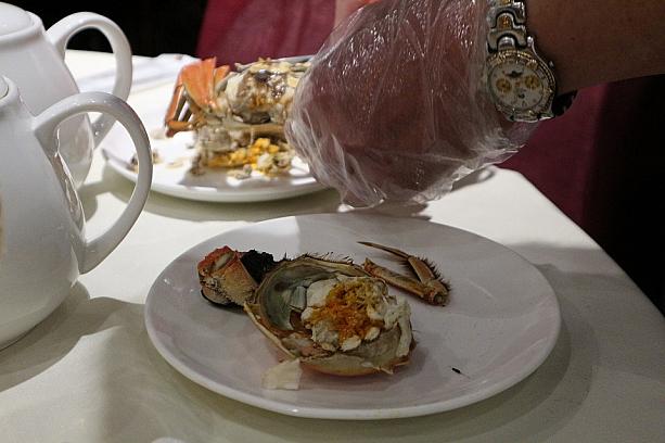 きちんとしたレストランだと、店員さんが蟹を食べやすいようにしてくれますよ。