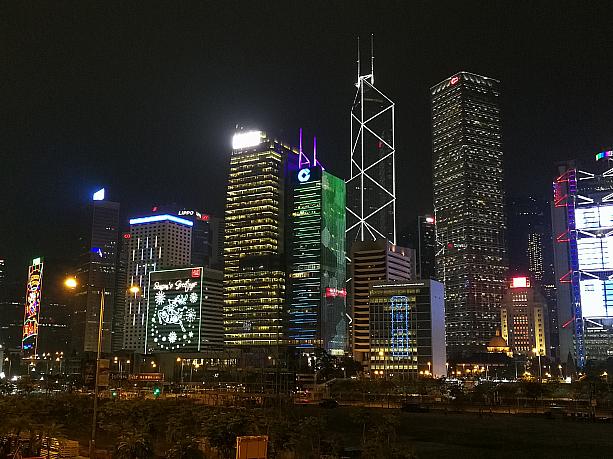 ビル一面にイルミネーションが輝くのは香港ならでは。