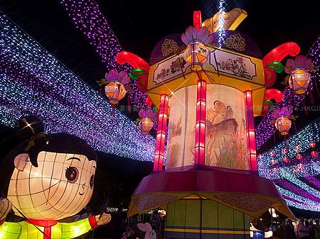 <b>■中秋節<br>期日：9月24日（月）<br>場所：香港各所</b><br><br>家族で集まり、ランタンを持って月餅を食べながら美しい満月を鑑賞するのが恒例です。また一部公園ではランタンが展示され、中秋ムード応援を盛り上げてくれます。