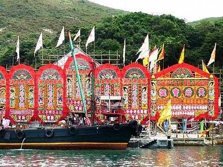 <b>■天后節<br>期日：5月8日（火）<br>場所：香港各所の天后廟</b><br><br>海の守護神「天后」の誕生を祝うイベントです。宋の時代に中国・福建省に実在した巫女だと言われており、多くの漁民を海の事故 から助け、海上の安全を守ってきました。