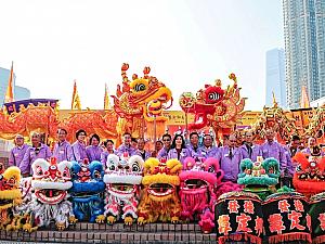 <b>■香港ドラゴン&ライオンダンス祭<br>期日：1月1日（月）<br>時間：11:00～17:00<br>場所：香港文化中心前など</b><br><br>新しい年の幕開けにふさわしい、賑やかでカラフルな龍＆獅子舞のオンパレード。香港各地からグループが集まり、その技を競い合います。