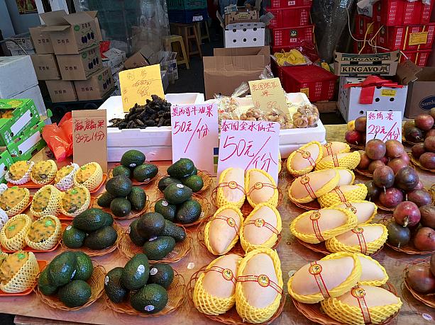 タイ、アメリカ、メキシコなど、世界中から集まったフルーツがたくさん売られています。