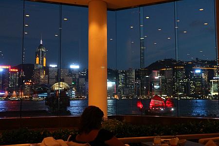 いよいよ暗くなると、香港を象徴する100万ドルの夜景が目の前に。これはもう、言葉での説明は不要ですね！思い切り美しい夜景を楽しんでください。