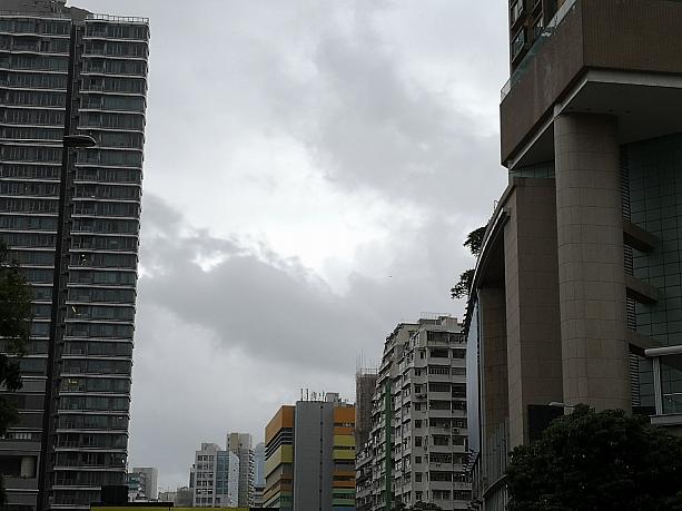 台風が発生するとの予測もあり、しばらくは天気に恵まれそうもない香港です。