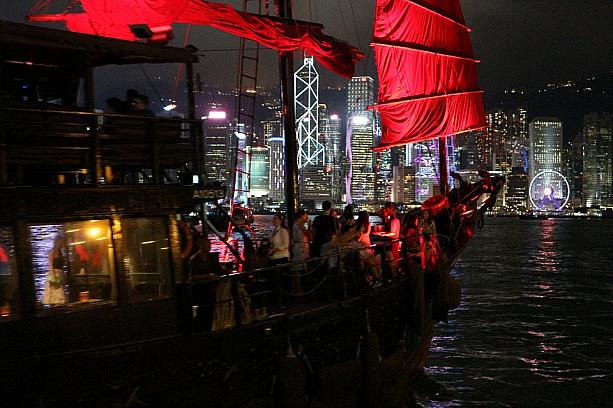ナビのオススメは赤い帆船のアクアルナクルーズ。香港で古くから利用されてきた木に角形の帆を取り付けたジャンク船を模した船がアクアルナ号です。