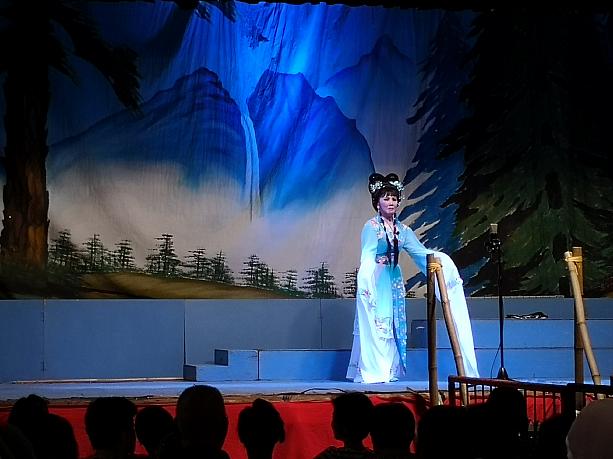 あの世から来た幽霊たちが災いを起こさないようにするために行われるのが中国オペラ。