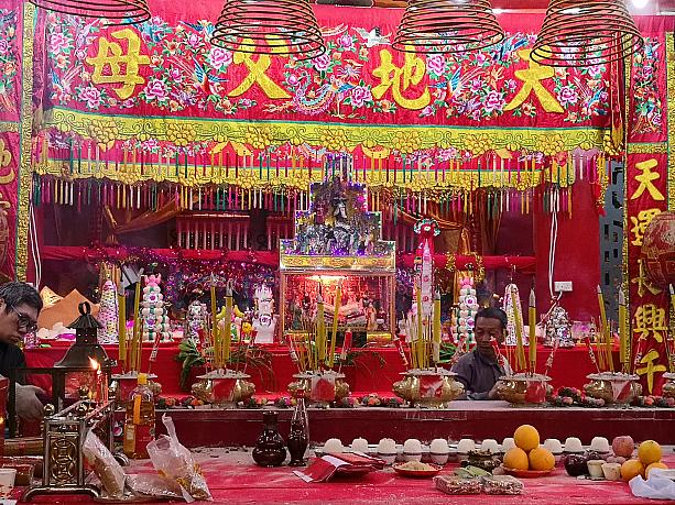 盂蘭盆会の会場には、臨時とはいえ立派な神棚も飾られています。
