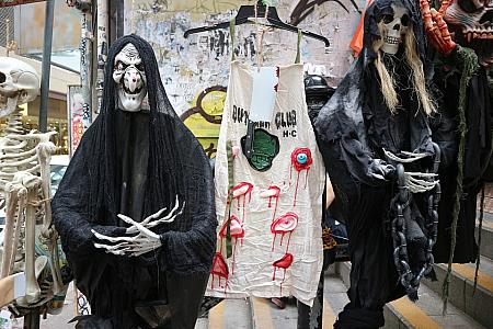 ハロウィンの仮装をするなら、やはり被り物のマスクが人気のようですね。右の写真のような等身大の人形も売っていますが、本気すぎて怖い・・・