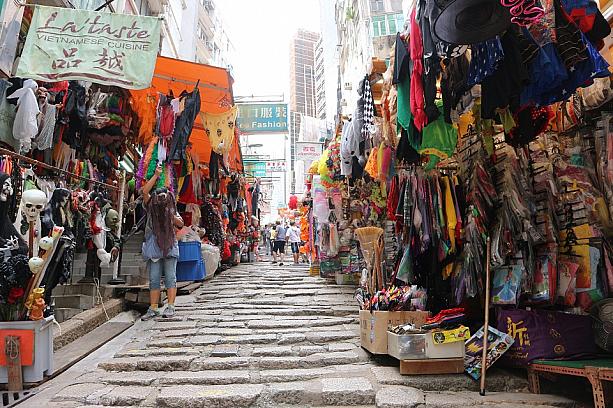 ハロウィンまで後少し。ハロウィンに香港で最も賑やかになる場所は、ここ「ポッティンジャーストリート」。普段は情緒豊かな石畳の坂道ですが、この時期はハロウィングッズでてんこ盛り。カラフルで賑やかに大変身です！