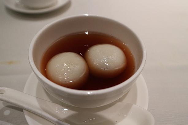 食後のデザート「白玉団子入りしょうが湯」。上海蟹を食べると体を冷えるので、必ず生姜を一緒にとりながら体を温めるのが香港流。食べ物の特性をしっかり理解しながら美味しく健康的に食べる香港ってスゴイですよね～。