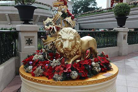 王国の載冠式さながらに、金色のライオンや冠のデコレーションが敷地内にはいっぱいあります。