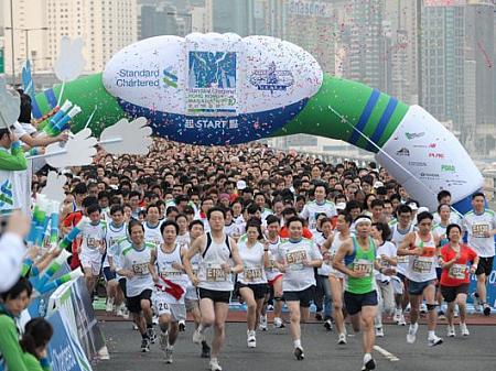 <b><center>■香港国際マラソン<br>期日：2月17日（日）<br>時間：5:45～<br>コース：尖沙咀ネイザンロード → ビクトリア公園</center></b>1997年から始まり、今ではすっかり年中行事として定着した「香港国際マラソン」。フルマラソン、ハーフマラソン、10キロマラソンなどの種目で競われる、アジア最大級のマラソンイベントです。
