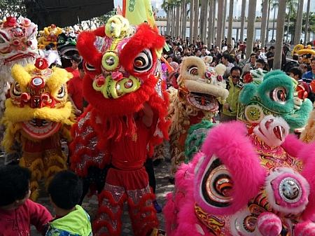 <b><center>■香港ドラゴン&ライオンダンス祭<br>期日：1月1日（火）<br>時間：11:00～18:00<br>場所：香港文化中心前など<br>料金：無料</center></b>新しい年の幕開けにふさわしい、賑やかでカラフルな龍＆獅子舞のオンパレード。香港各地からグループが集まり、その技を競い合います。これを見るだけでハッピーな1年になるかもしれませんよ？！
