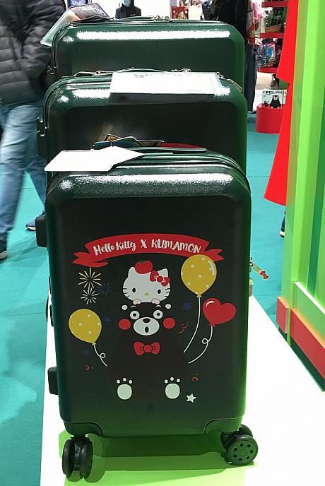 ナビが欲しかったのはこのスーツケース。限定グッズという事で、人気商品みたいです。こんなスーツケースで旅行したら目立つこと間違いナシ！