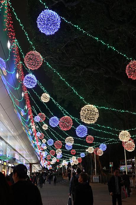 香港のクリスマスは、だいたい1月2日ころまで。でも場所によっては、2日を過ぎてもクリスマスのイルミネーションが残っていたりします。これはクリスマスからずっと飾ってある尖沙咀のイルミネーション。