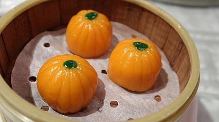 オレンジのカボチャの形の甘い団子は正月らしい色で人気でした
