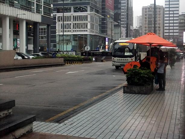 オレンジの傘はMGM系のバスの停留所