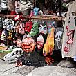 こちらは季節のイベント関連グッズが売られることで有名な中環エリアにあるポッティンジャーストリート。あります、ありました、ありました！！怖～い顔のマスクや仮装グッズがてんこ盛り！