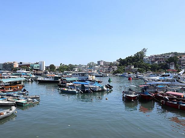 天気が良い日だったので、新界エリアの漁村、西貢へ行ってきました！モンコクからミニバスで30-40分という近さでこんなのどかな風景を見ることができるんですよ。