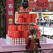 羅湖商場の中央にはクリスマスの飾りがありますが、いつもの財神様も鎮座。こんな東洋と西洋のミックスが面白いですよね。