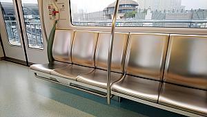香港の地下鉄と同じような座席