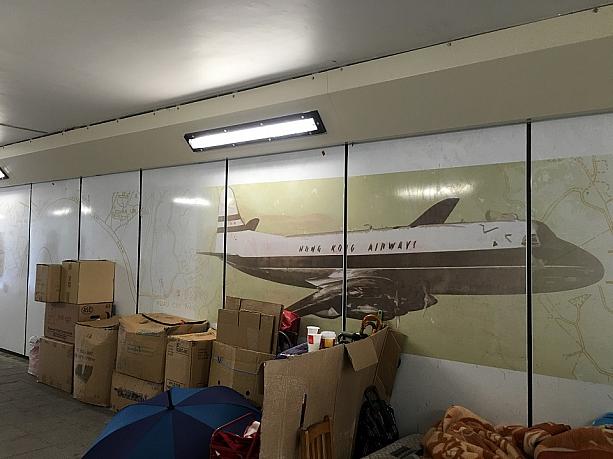 ナビが一番嬉しかったのはこちら。昔のカイタック空港の記憶を甦えらせる壁画の数々です。この迫力ある飛行機の姿をご覧ください！