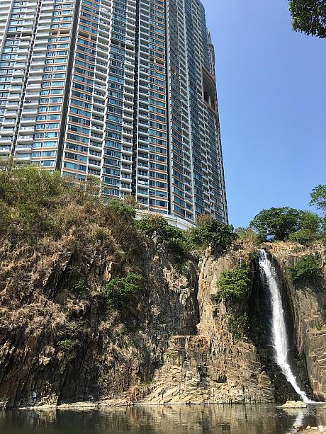 そして遊歩道の突き当たりを下っていくと、瀑布灣瀑布に出ました。大きなマンションの下から流れ出る滝にビックリ！なんとも香港らしい風景です。