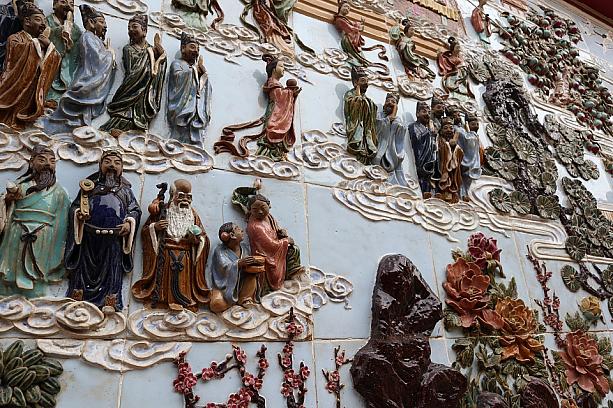 そうかと思うと、こんなチャイナチックな装飾で覆われた建物もあるのです。壁一面に陶器でできた神様や遣える人々がずらり・・・。なんて美しいのでしょうか。