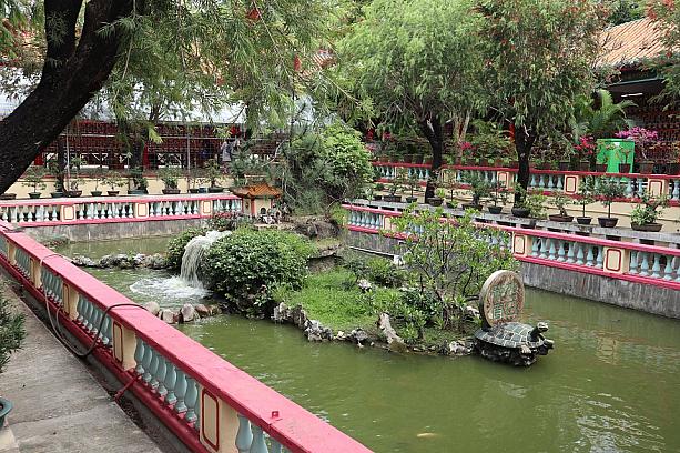 この青松観は敷地が広いので、参拝後はちょっと散策をしてはどうでしょうか。こんな風にしっとりとした緑に囲まれた、雰囲気抜群の池があったり。。。