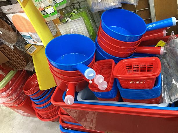 最近では多くの香港好き日本人にも支持されている、紅Aの商品もたくさん！（紅Aは、香港製造のプラスチック製品をの会社。街市の赤いランプ傘などが有名です）