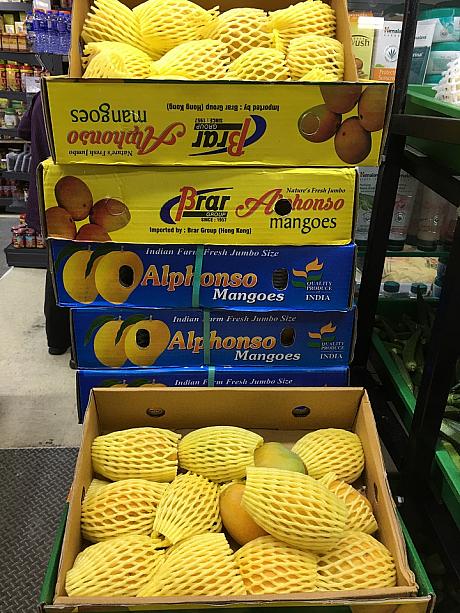 さすがに箱買いはしませんでしたが、お目当てのマンゴーが見つかりホクホク笑顔のナビでした♪　小ぶりだけれど甘味が強いマンゴーなんですよ！この時期に香港へ来ることがあれば、ぜひお試しくださいね。