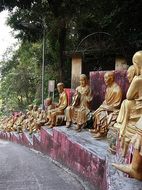 そんな思いまでして萬佛寺へ行く楽しみの一つが、お寺までの急な坂道の両脇に並ぶ金色の羅漢像たちです。