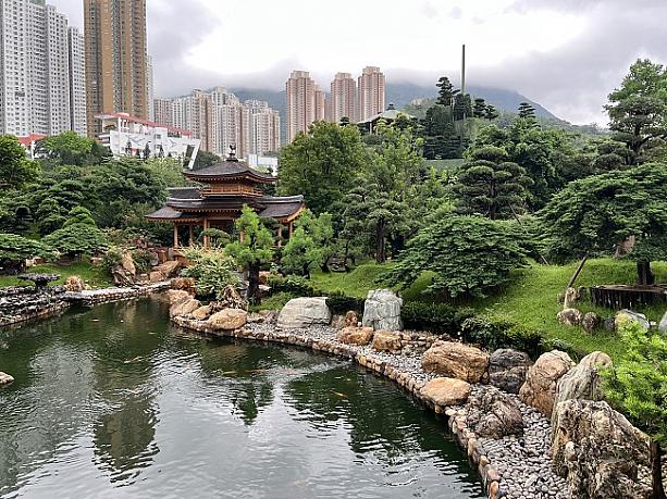 でも整備された公園の直ぐ後ろは香港らしい高層ビルが見えます。やはりここは香港ですね！