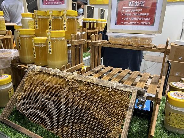 こちらは香港産の蜂蜜。最近免疫をつける事が重要視されているためか、香港の蜂蜜を多く見かけるようになった気がします。