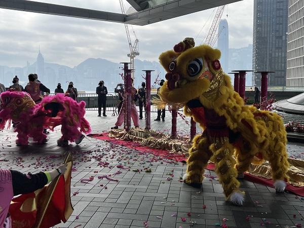 高級ホテル、リッツカールトン香港で行われた新年のライオンダンス（獅子舞）。