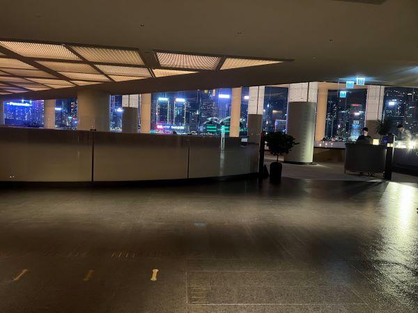ロビーの奥に見えるのが香港の壮大な夜景です。そう、この光景を待ち望んでいました！
